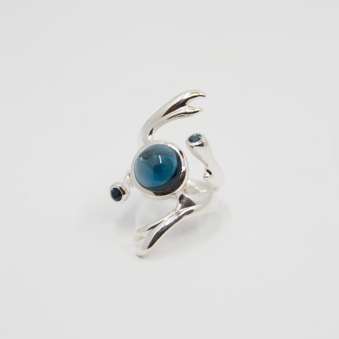 Freesia Ring Sølv/London Blue Topaz fra Vido Jewels