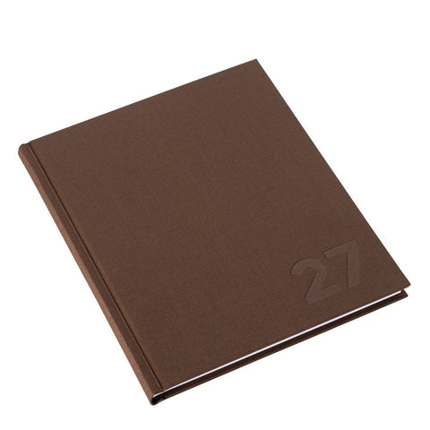 Innbundet kalender 2027 17 × 20 cm fra Bookbinders Design i fargen Coffee