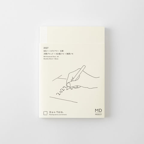 Midori Diary A6 2027 med månedsplanlegger, linjerte notatsider og blanke sider i A6-format.