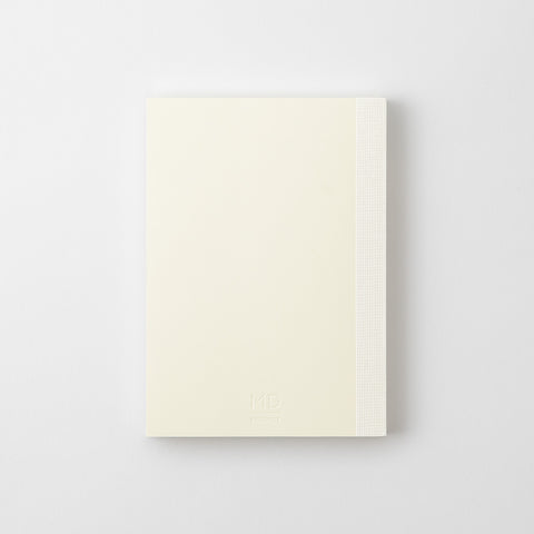 Midori Diary A6 2027 med månedsplanlegger, linjerte notatsider og blanke sider i A6-format.