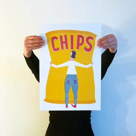Plakat A3 Chips fra Jungwiealt med motiv av en person som holder en stor chipspose