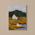 Postkort Coastal House fra Jungwiealt med motiv av hvite hus ved kysten, fjell og natur
