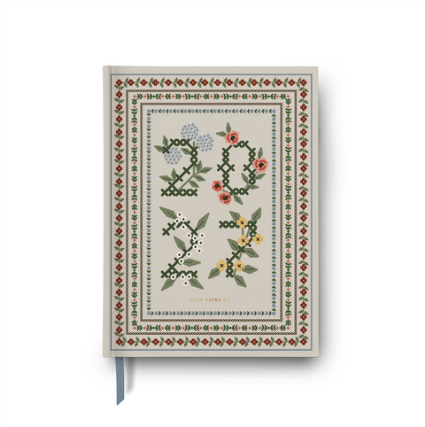Heritage Sampler kalender 2027 fra Rifle Paper Co. med brodert stoffomslag