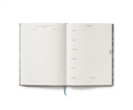 Heritage Sampler kalender 2027 fra Rifle Paper Co. med brodert stoffomslag