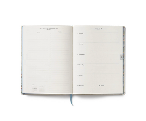 Heritage Sampler kalender 2027 fra Rifle Paper Co. med brodert stoffomslag