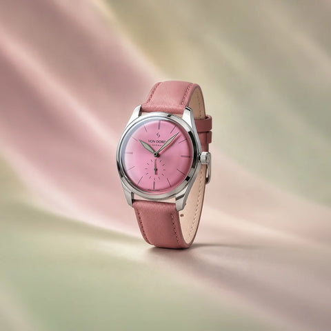 Runde Pale Pink klokke fra Von Doren med rosa sunburst-skive og matchende skinnreim