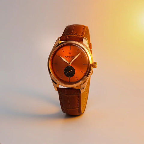 Runde Vintage klokke fra Von Doren med kobber- og laksefarget urskive og sort subdial