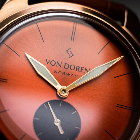 Runde Vintage klokke fra Von Doren med kobber- og laksefarget urskive og sort subdial