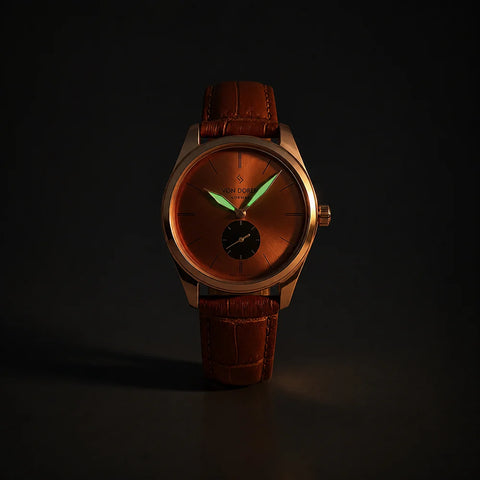 Runde Vintage klokke fra Von Doren med kobber- og laksefarget urskive og sort subdial