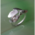 Kaja Gjedebo Lilja Ring Medium Sølv/Perle - Norway Designs